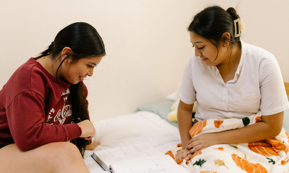 Best boarding schools in the US. Boarding students in dorm room.